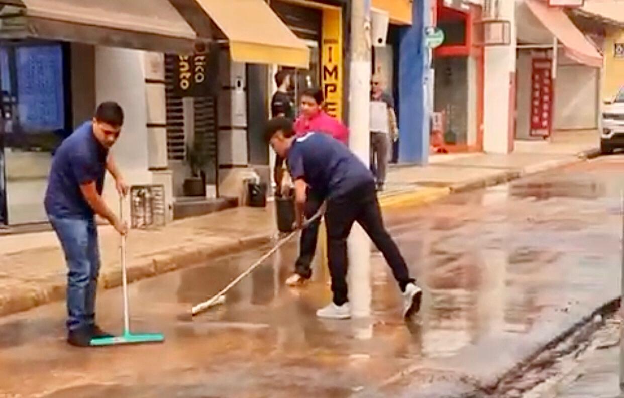 Comerciantes se revoltam por lama e poeira deixadas por obras inacabadas da Iguá Cuiabá na Rua das Óticas; Veja vídeo