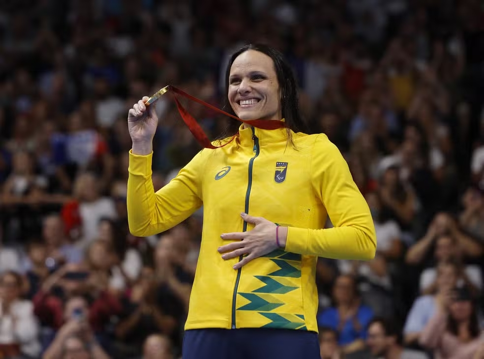 Carol Santiago recebe medalha de ouro nos 100m livre S12