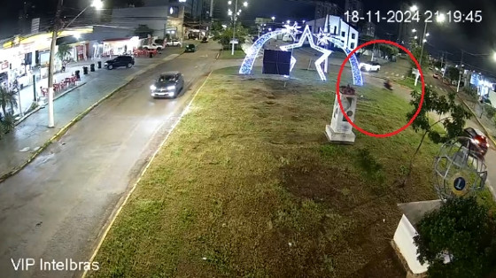 Câmera de segurança registra acidente entre veículos em rotatória de Rondonópolis; veja vídeo