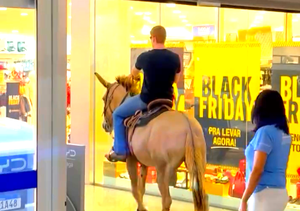 ### Homem Montado em Mula Chama Atenção em Shopping de Rondonópolis Um vídeo gravado em Rondonópolis, Mato Grosso, gerou grande repercussão nas redes sociais. Ele mostra um homem entrando em um shopping montado em uma mula. Essa cena, que misturou surpresa e descontração, rapidamente se tornou viral e despertou diversas opiniões. #### Homem Entra no Shopping Montado em Mula Inicialmente, o homem chegou ao shopping com naturalidade, montado na mula. Em seguida, ele passou pelos corredores, chamando atenção de todos ao redor. Frequentadores, por sua vez, gravaram vídeos e registraram o momento com curiosidade. Não demorou para que as imagens circulassem nas redes sociais, gerando risos e críticas. Embora a cena tenha divertido muitos, outros levantaram questões sobre segurança e higiene no local. #### Administração do Shopping Toma Providências Logo após o ocorrido, a administração do shopping se pronunciou sobre o caso. Em nota, afirmou que investiga as circunstâncias para evitar situações semelhantes no futuro. Além disso, reforçou o compromisso com a segurança de todos os frequentadores. "Estamos analisando as imagens para garantir que incidentes assim não se repitam", declarou o representante. O comunicado procurou tranquilizar o público, enfatizando medidas preventivas. #### Redes Sociais Dividem Opiniões Enquanto isso, nas redes sociais, as reações ficaram divididas. Por um lado, alguns usuários elogiaram a criatividade e o humor da situação. “Foi inesperado e engraçado, trouxe leveza ao dia”, comentou um internauta no Instagram. Por outro lado, muitos criticaram a falta de controle do shopping. “É inaceitável que algo assim aconteça. Isso traz riscos sérios”, apontou um usuário no Twitter. Assim, a discussão destacou diferentes pontos de vista. #### Cena Reflete Conexão com Cultura Local Curiosamente, a presença da mula em um cenário urbano ressaltou a conexão de Rondonópolis com suas raízes rurais. Afinal, o animal é um símbolo da vida no campo e do agronegócio, setores fundamentais na economia da região. Portanto, para alguns, o episódio representou um contraste cultural interessante entre o ambiente urbano e as tradições locais. #### Especialistas Apontam Reflexões Importantes Embora muitos tenham se divertido com a cena, especialistas destacaram os riscos envolvidos. De acordo com o sociólogo João Mendes, eventos como este devem ser analisados com cautela. “A princípio, o ato pode parecer inofensivo, mas apresenta problemas de segurança em locais movimentados”, explicou ele. Assim, o episódio levanta questões sobre limites no uso de espaços públicos. #### Conclusão No final, o episódio proporcionou tanto risadas quanto reflexões. Enquanto o homem e sua mula permanecem anônimos, a cena já entrou para a história inusitada de Rondonópolis. O caso também reforça a importância de respeitar normas de convivência em espaços compartilhados.