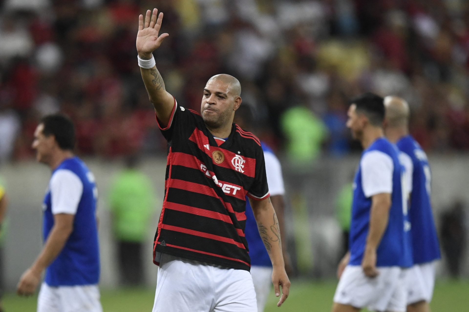 adriano-imperador-completa-43-anos-a-trajet-ria-do-craque-que-marcou