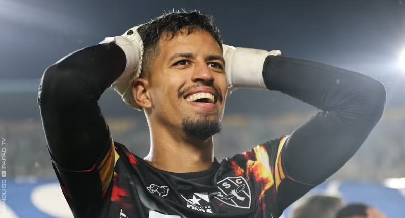 Goleiro cochila em campo e Goiás quase aproveita ‘presente’ na Série B; veja vídeo
