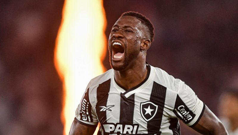 Bastos aparece treinando na praia e anima torcida do Botafogo com possível retorno; veja vídeo