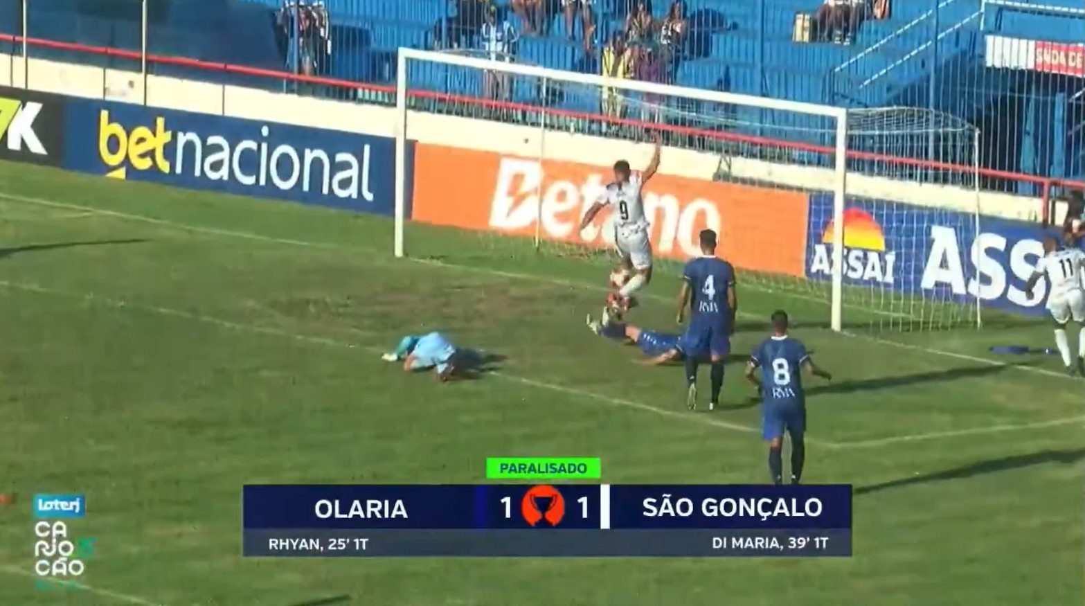 Goleiro desmaia após choque, leva gol inconsciente e partida é suspensa na Série A2 do Carioca