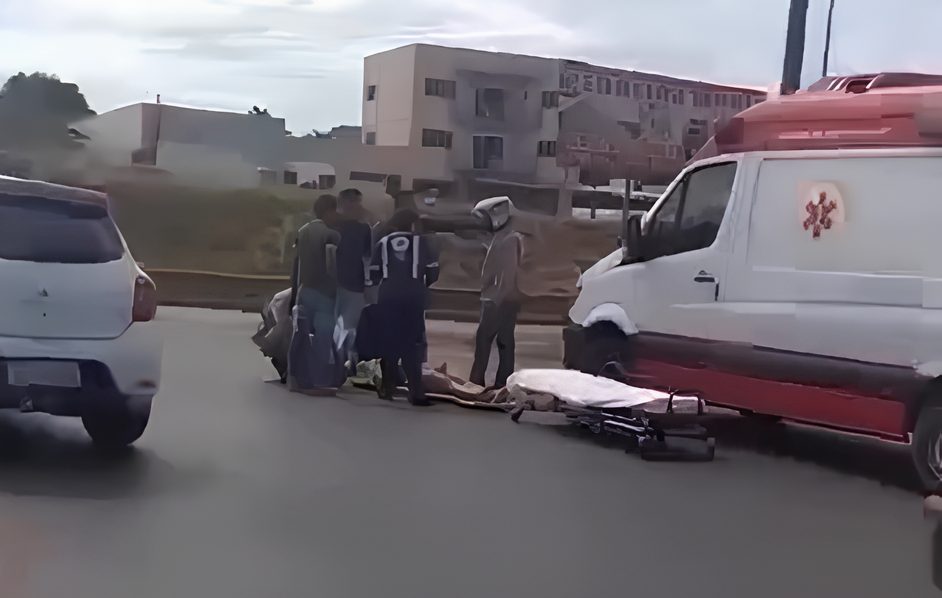 Mulher sofre queda grave de moto em Primavera do Leste e é transferida para hospital de Rondonópolis; veja vídeo