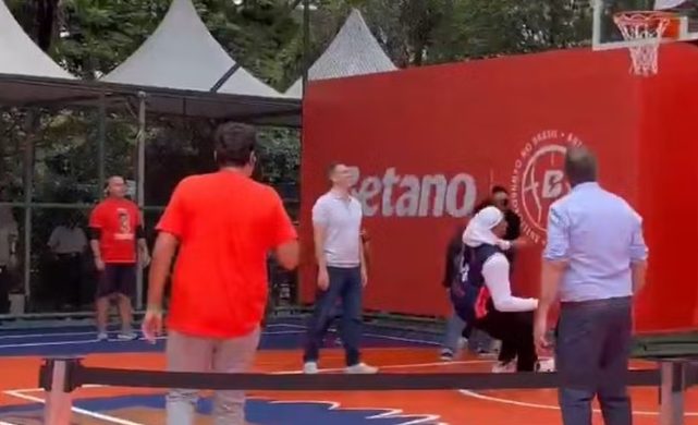 Giannis escorrega e vira atração na inauguração de quadra no Brasil; veja vídeo