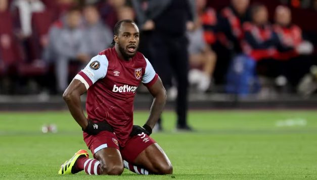 Seis meses depois de acidente grave, Michail Antonio volta ao gramado e emociona torcedores; veja vídeo