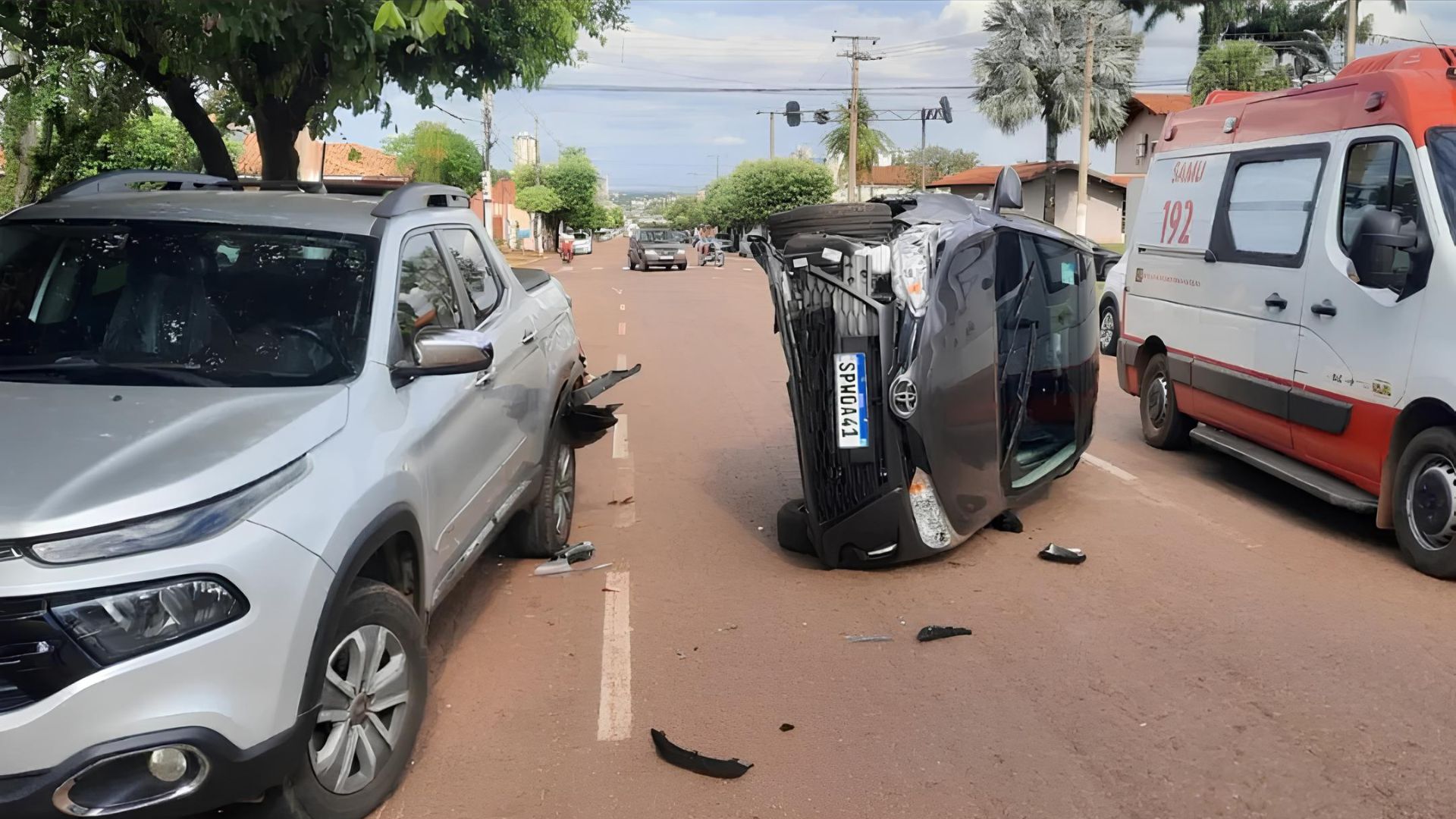 Idoso tomba carro após bater em picape estacionada em Rondonópolis; veja vídeo