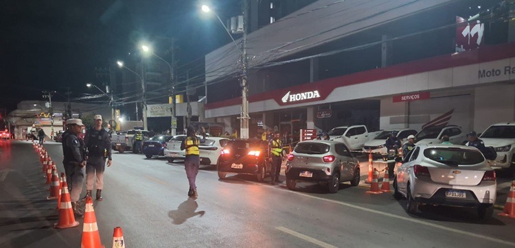 Blitz na Isaac Póvoas vira pesadelo para motoristas irregulares em Cuiabá