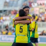 Ronaldinho humilha segurança de Messi com elástico e agita jogo de estrelas na Flórida; veja vídeo