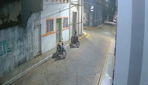 Dupla criminosa furta moto e capacete no centro de Cáceres
