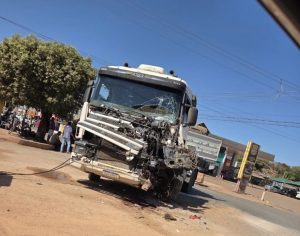 Acidente entre caminhões trava trânsito em Rosário Oeste