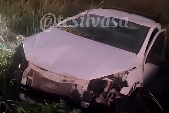 Condutor capota veículo no anel viário de Rondonópolis e deixa rastro de destroços