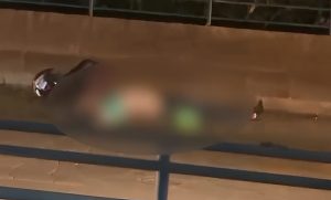 Ultrapassagem indevida termina em tragédia: motociclista morre atropelado na ponte da Av. Bandeirantes; veja vídeo