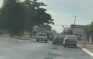 Briga de trânsito vira cena de perigo em Taguatinga; motoristas param carros no meio da via e discutem; veja vídeo