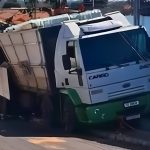 Caminhão desgovernado destrói motos e derruba poste no bairro Santa Isabel em Cuiabá; veja vídeo