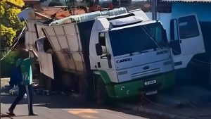 Caminhão desgovernado destrói motos e derruba poste no bairro Santa Isabel em Cuiabá; veja vídeo