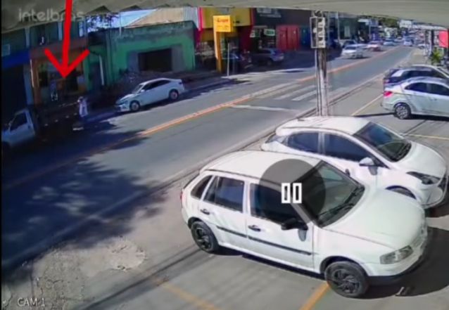 Criminoso furta caminhonete em poucos minutos no centro de Várzea Grande