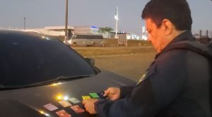 Polícia prende dupla em Rondonópolis após encontrar cartões falsos no carro