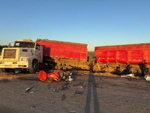 Motorista morre arremessado de caminhão em colisão brutal na MT-338