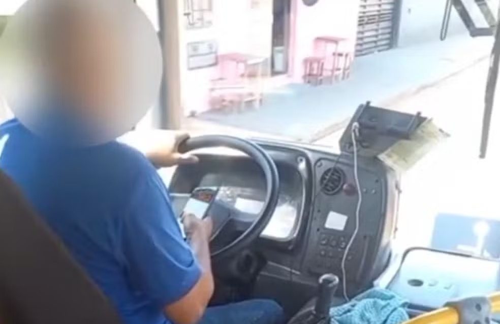 Passageira flagra motorista jogando "jogo do tigrinho" enquanto dirige; veja vídeo