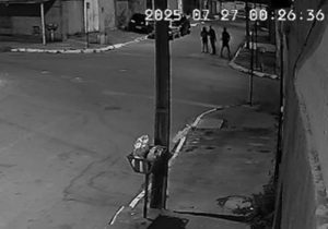 Adolescente de 13 anos ajuda a matar homem espancado; veja vídeo