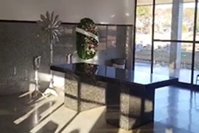Erro de funerária deixa capela vazia e revolta família; veja vídeo