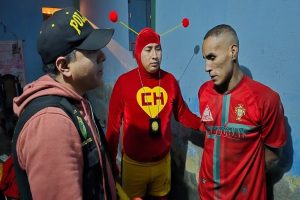 Policial vestido de Chapolin invade casa e prende traficantes; veja vídeo
