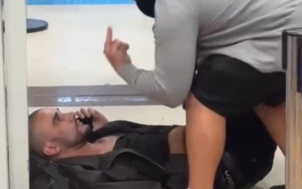 Homem se joga no chão de aeroporto e impede embarque de voo; veja vídeo