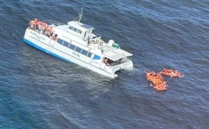 Catamarã com 121 passageiros colide com barco e fica à deriva; veja vídeo
