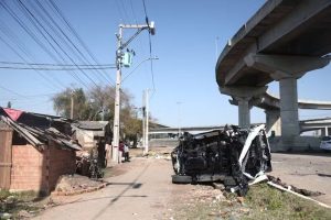 Caminhão tomba em ponte e carro despenca sobre rua movimentada; veja vídeo