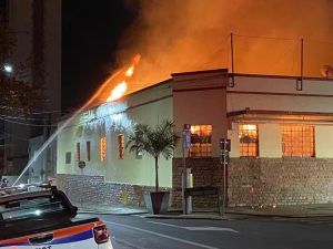 Incêndio destrói parte de Mercadão Municipal e assusta comerciantes; veja vídeo
