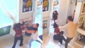 Mulher agride e arrasta jovem pelo cabelo, e a ameaça por não usar sutiã