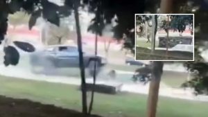 Carro invade pista de skate e capota durante fuga