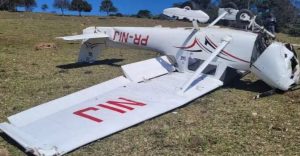 Avião capota ao tentar pouso de emergência e assusta moradores
