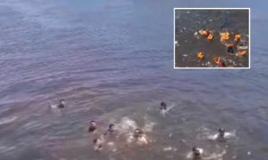 Passageiros são socorridos após lancha naufragar