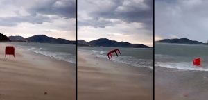 Ventos fortes arrastam mesas em praia, imagens circulam na web