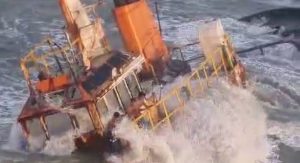 Adolescentes são resgatados de embarcação encalhada no mar