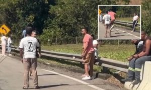 Engarrafamento vira “recreio” com motoristas pulando corda em avenida movimentada