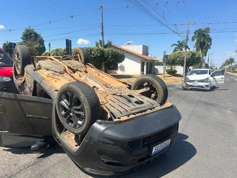 Mulher é retirada de Jeep após capotamento em Sorriso