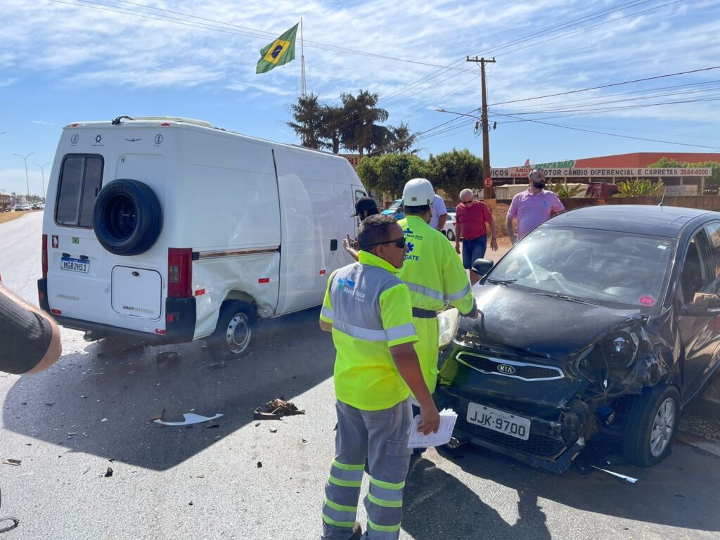 Van e carro de passeio colidem e geram caos na BR-163